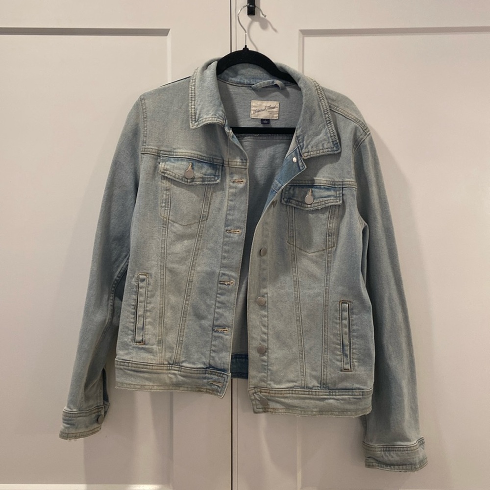 Universal thread, women’s size large light wash denim jacket